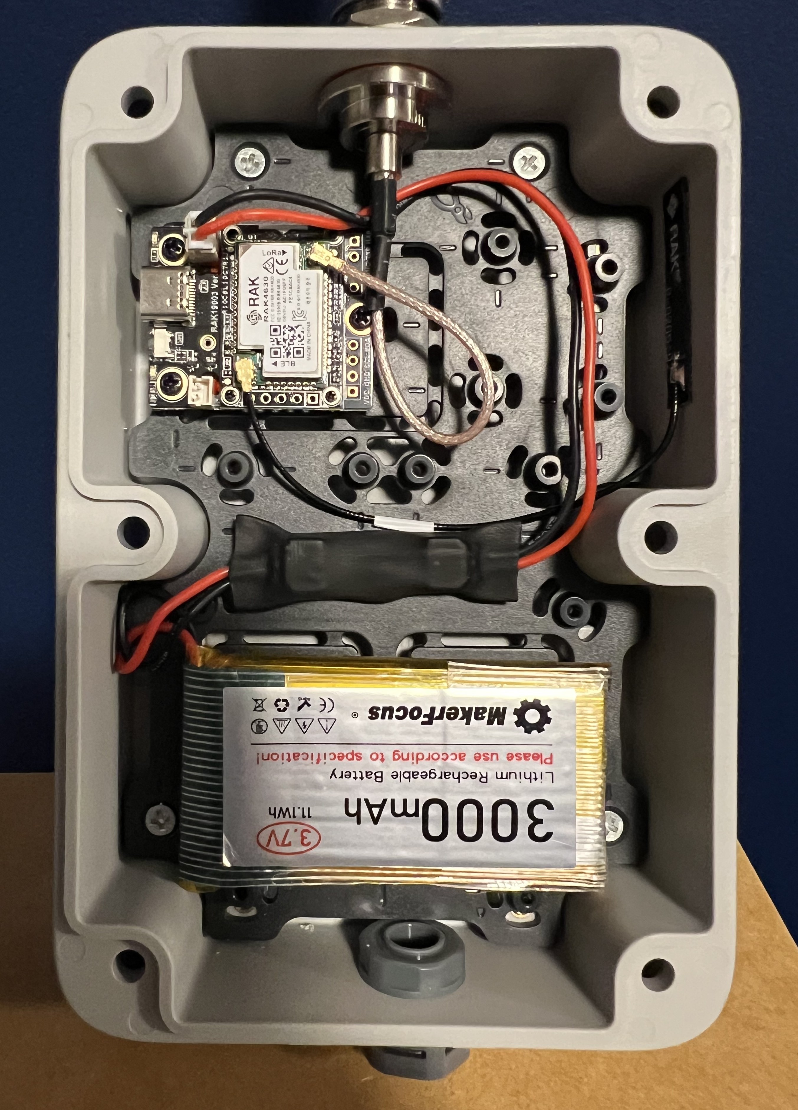 Intérieur terminé d’un répéteur RAK Unify avant la fermeture du boîtier