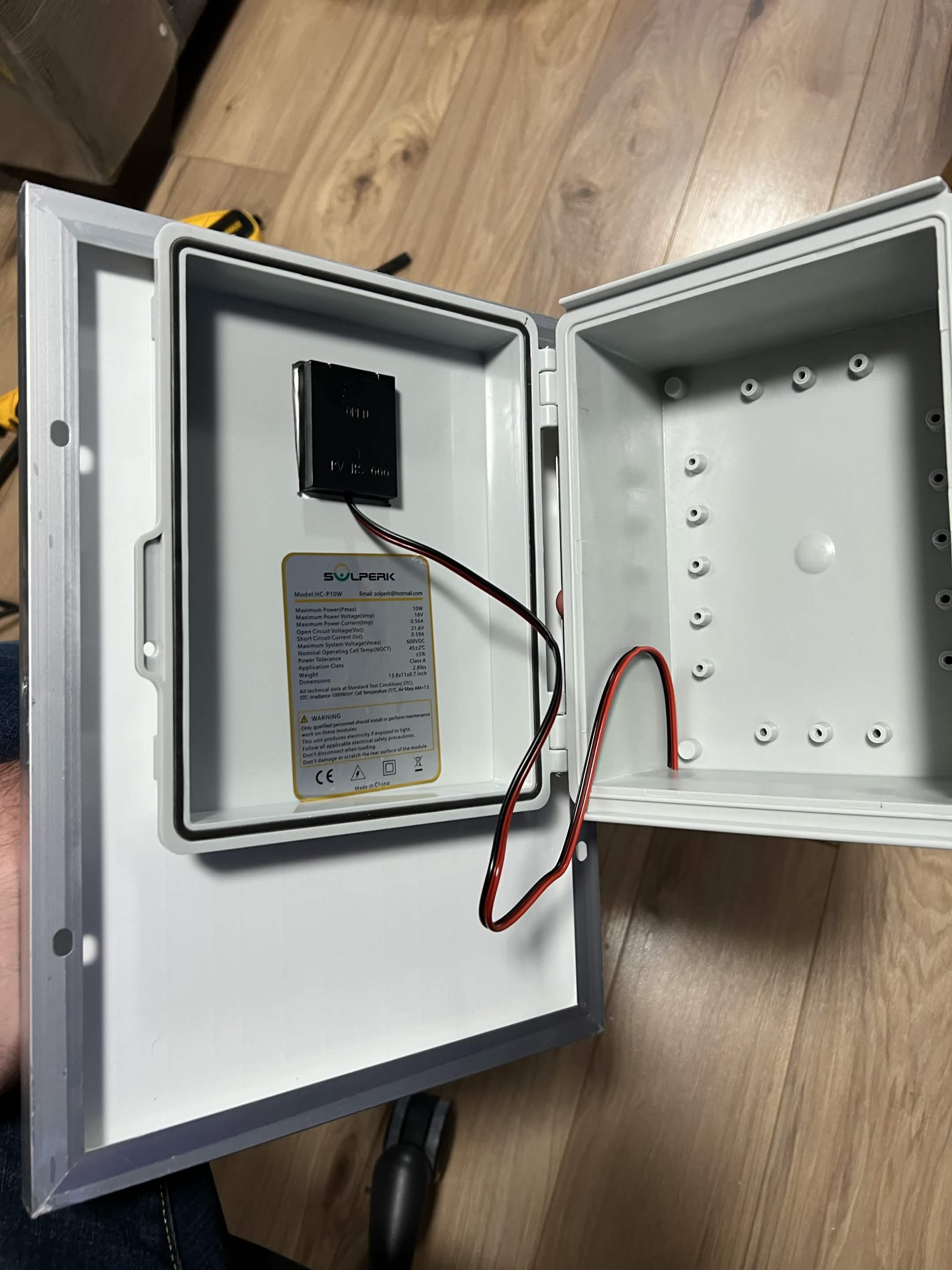 Fils du panneau solaire passant dans la découpe du boîtier
