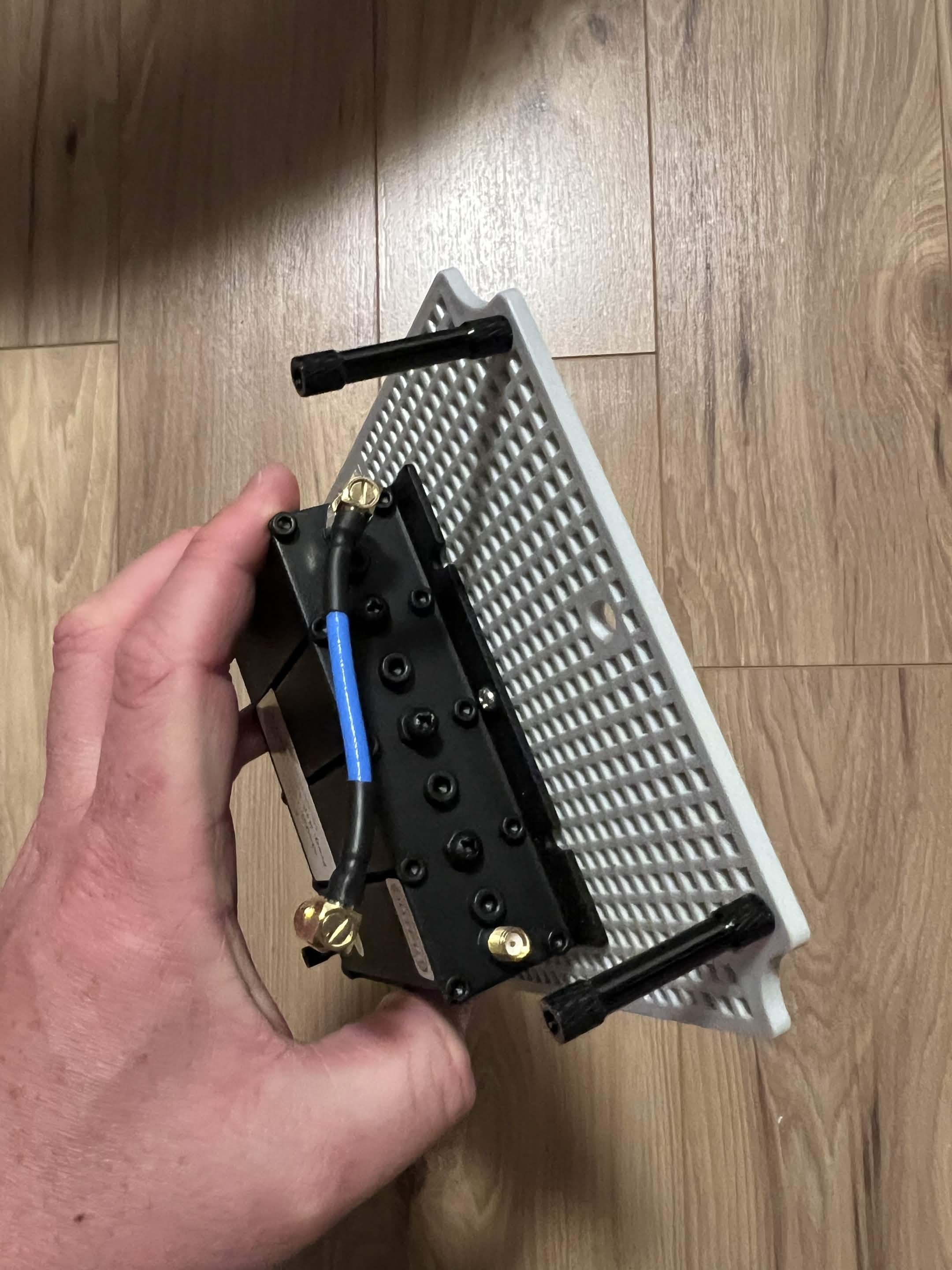 Plaque de montage avec entretoises et filtre RF
