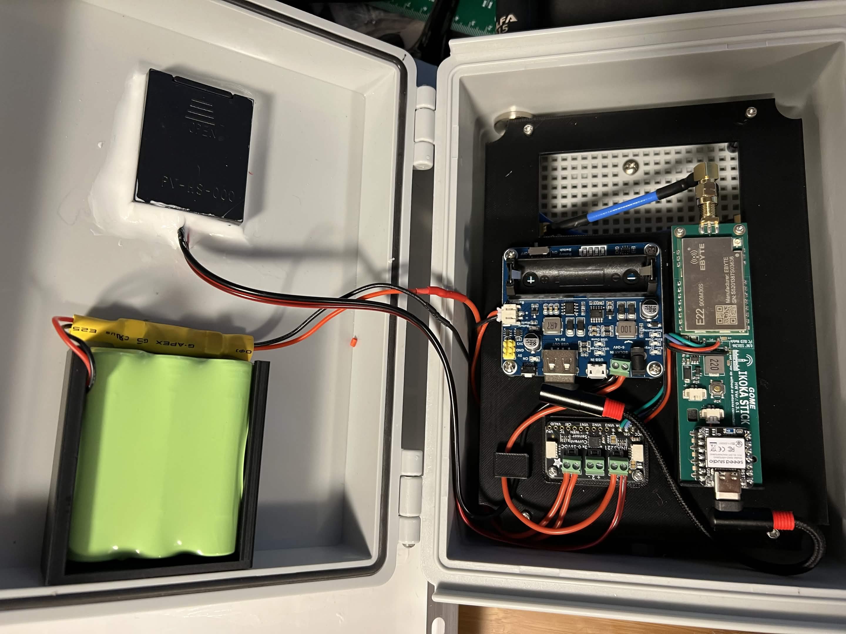 Intérieur complet du boîtier avec radio, filtre, gestionnaire d’alimentation et pile